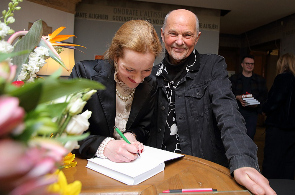 Lāsma Gaitniece sniedz autogrāfu dziedātājam Adrianam Kukuvasam.