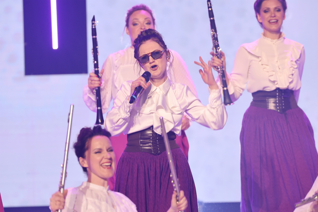 Muzikālā šova "Koru kari" devītā tiešraide.