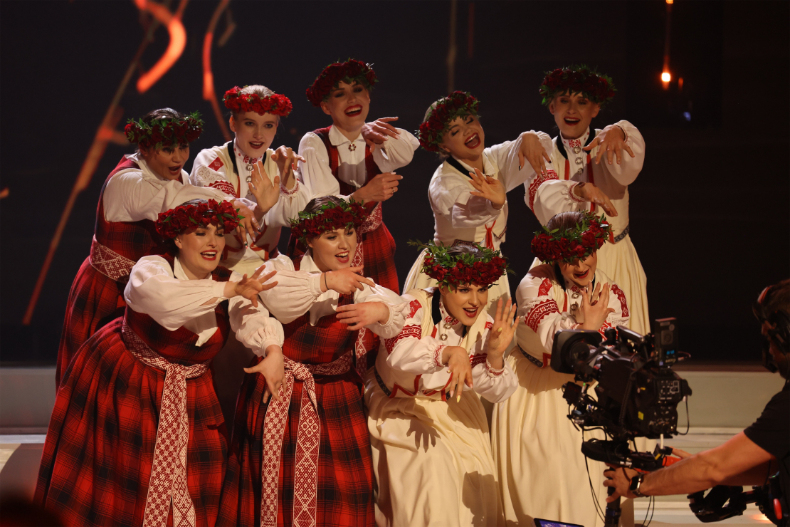 Muzikālā šova "Koru kari" devītā tiešraide.
