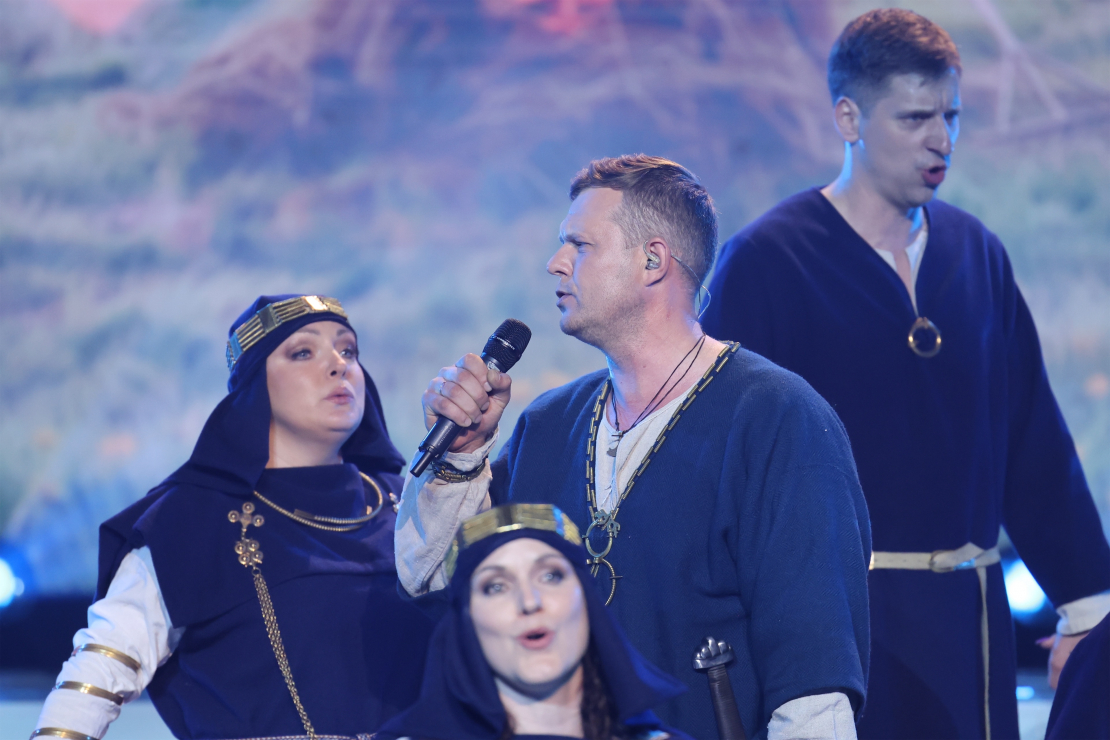 Muzikālā šova "Koru kari" devītā tiešraide.