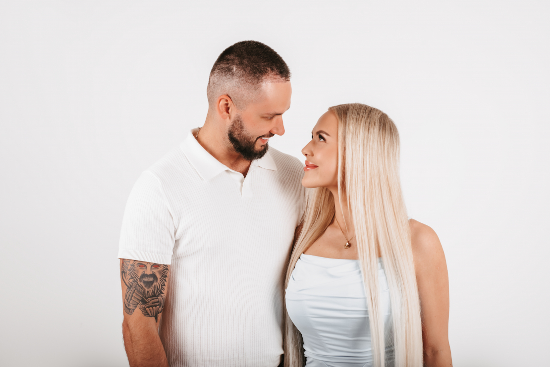 Influencere Marta Salcēviča ar līgavaini Ronaldu Burnicki.