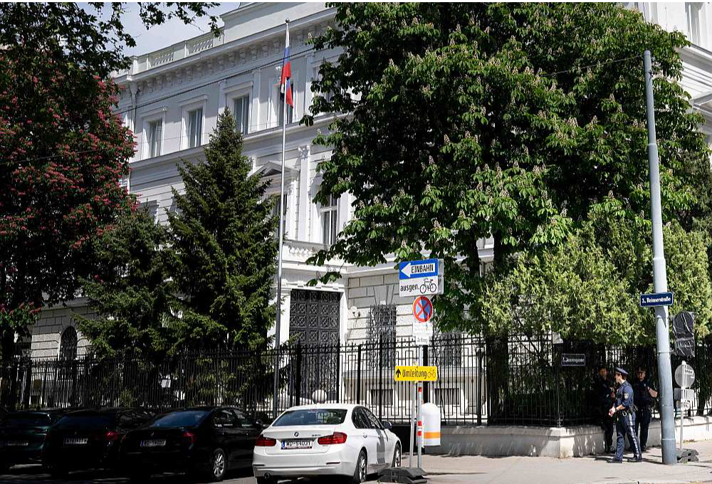 Policijas patruļa pie Krievijas vēstniecības centrālās ēkas Vīnes Reiznerštrāsē 4. maijā. Uzskata, ka Krievijas vēstniecība Austrijā šobrīd ir nozīmīgākais krievu izlūkdienestu centrs Eiropā.