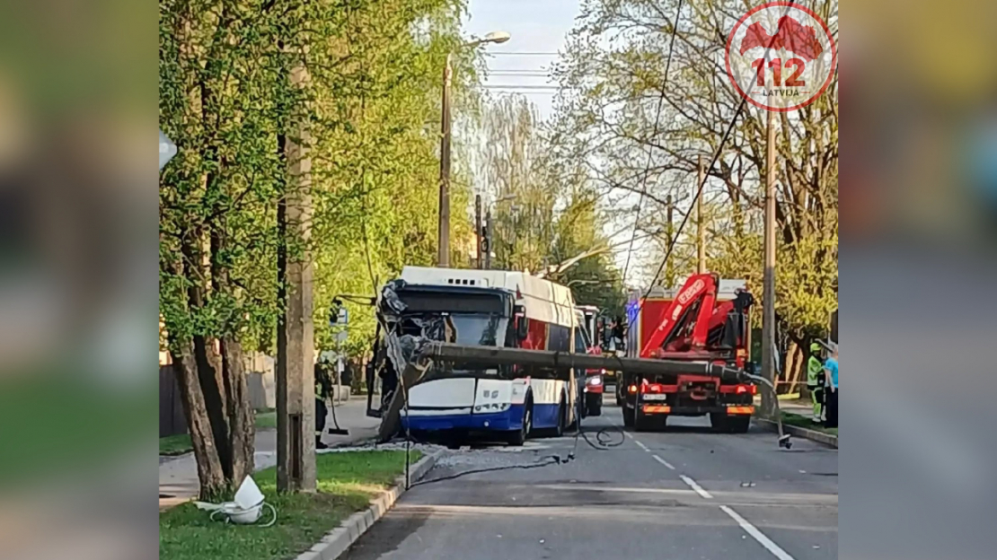 Trolejbusa avārija Ķengaragā.