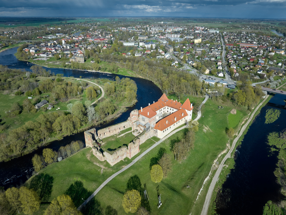 Mūsa (pa kreisi) un Mēmele, apvijot Bauskas pili, dod sākumu Lielupei.