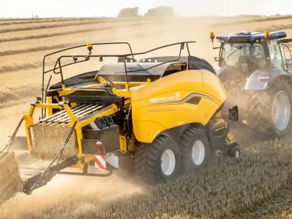 'New Holland BigBaler Plus' agregāts.