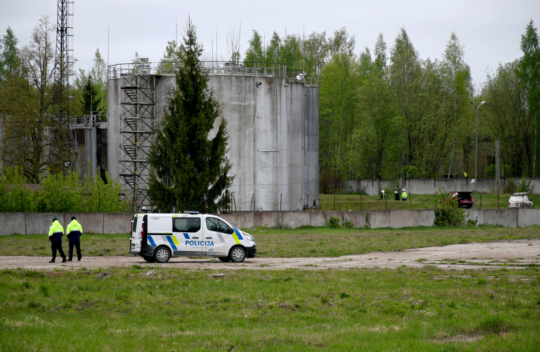 Operatīvo dienestu automašīnas netālu no naftas produktu uzglabāšanas objekta Komunālajā ielā Rēzeknē, kur nokritis drons.