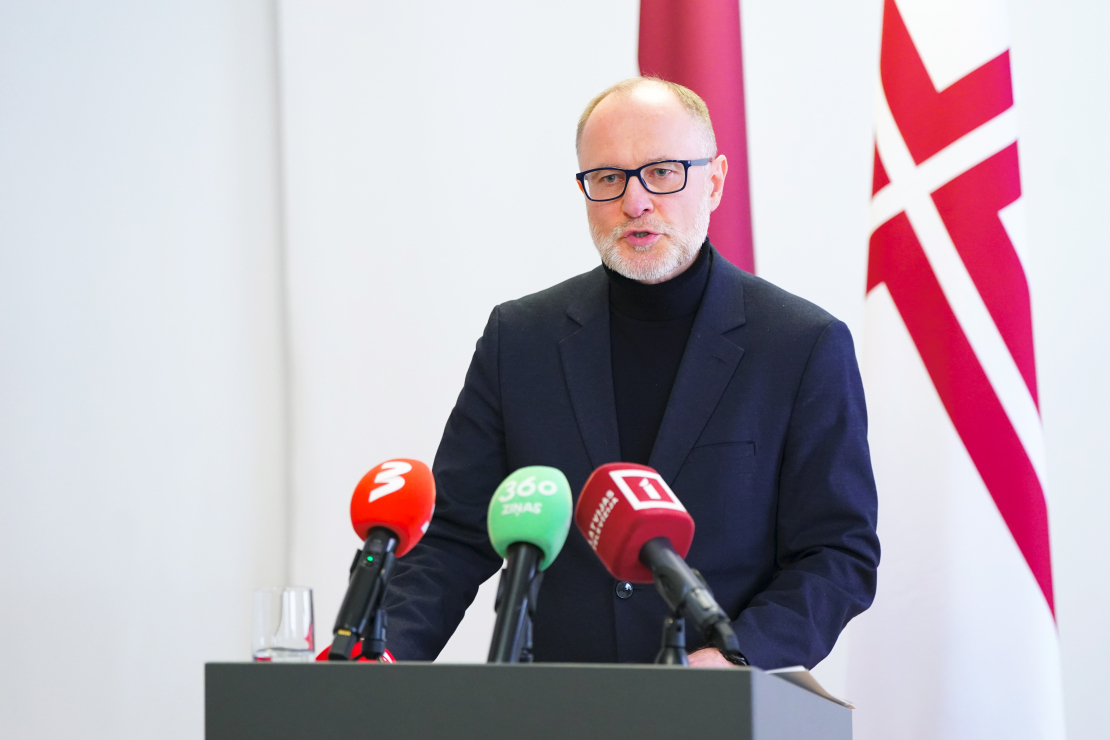 Aizsardzības ministrs Andris Sprūds preses konferences laikā paziņo par savu demisiju.