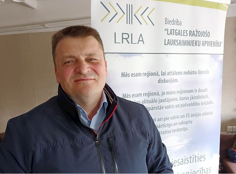 "Pēc liniem labāk aug arī kvieši. Līdz ar to eļļas lini būtu vēl viens kultūraugs, kas integrēts saimnieciskajā darbībā. Arī loģistikas izmaksas Latgalei ar šo kultūru ir krietni pievilcīgākas nekā, piemēram, kviešiem," pieredzē dalās Aivars Bernāns, biedrības "Latgales ražojošo lauksaimnieku apvienība" valdes priekšsēdētājs un zemnieku saimniecības "Zelmeņi" īpašnieks.