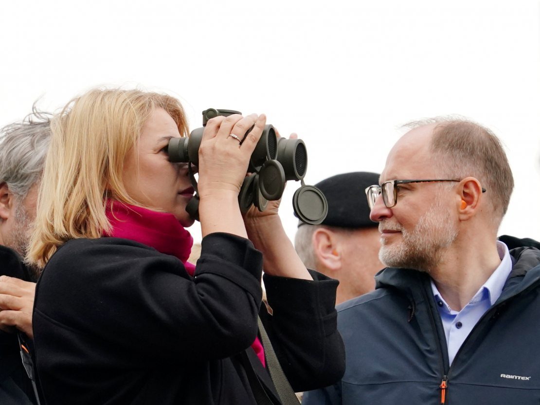 Ministru prezidente Evika Siliņa un aizsardzības ministrs Andris Sprūds piedalās visaptverošas valsts aizsardzības mācību "Namejs 2024"