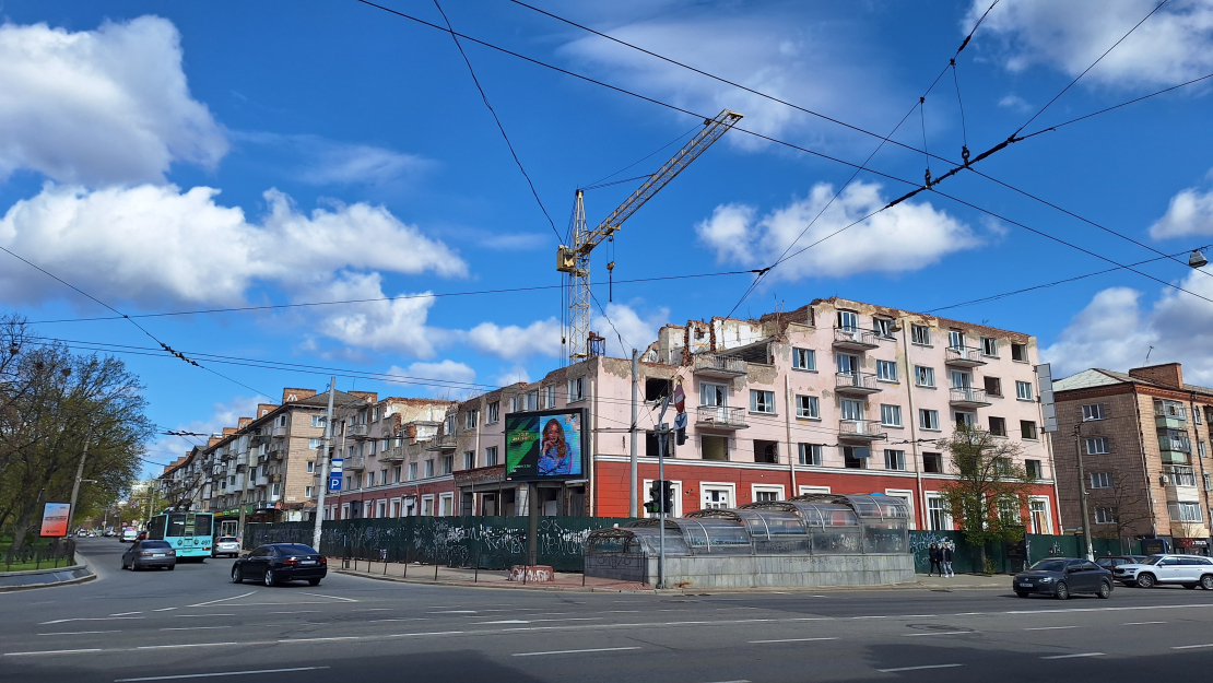 Gaisa triecienos sagrauta ēka Čerņihivas centrā.