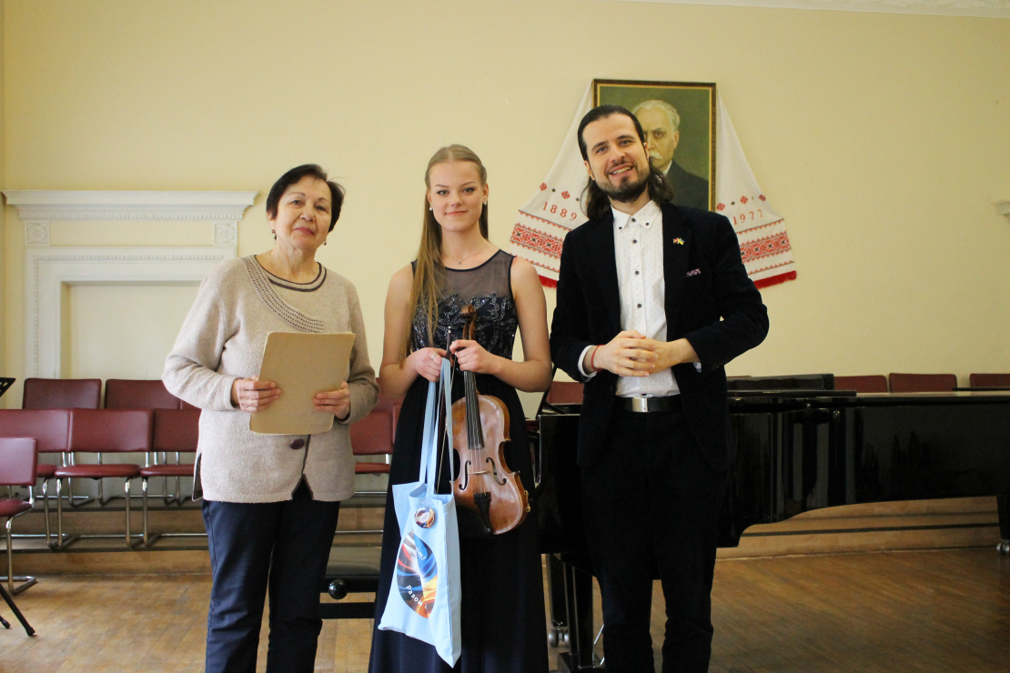 Andrejs Osokins ar jauno vijolnieci Annu Košovecu, kura 2025. gada pavasarī piedalījās Otrajā mūzikas instrumentu spēles meistarklašu nometnē Rīgā talantīgiem Čerņihivas apgabala mūzikas skolu audzēkņiem.