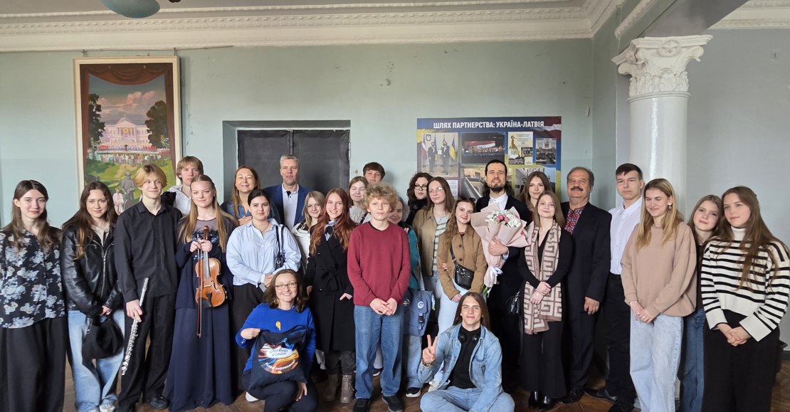 Nodibinājuma “Osokinu fonds” komanda ar Čerņihivas apgabala mūzikas skolu audzēkņiem, kuri piedalījās nodibinājuma īstenotajās mūzikas instrumentu spēles nometnēs Rīgā 2024. un 2025. gadā.