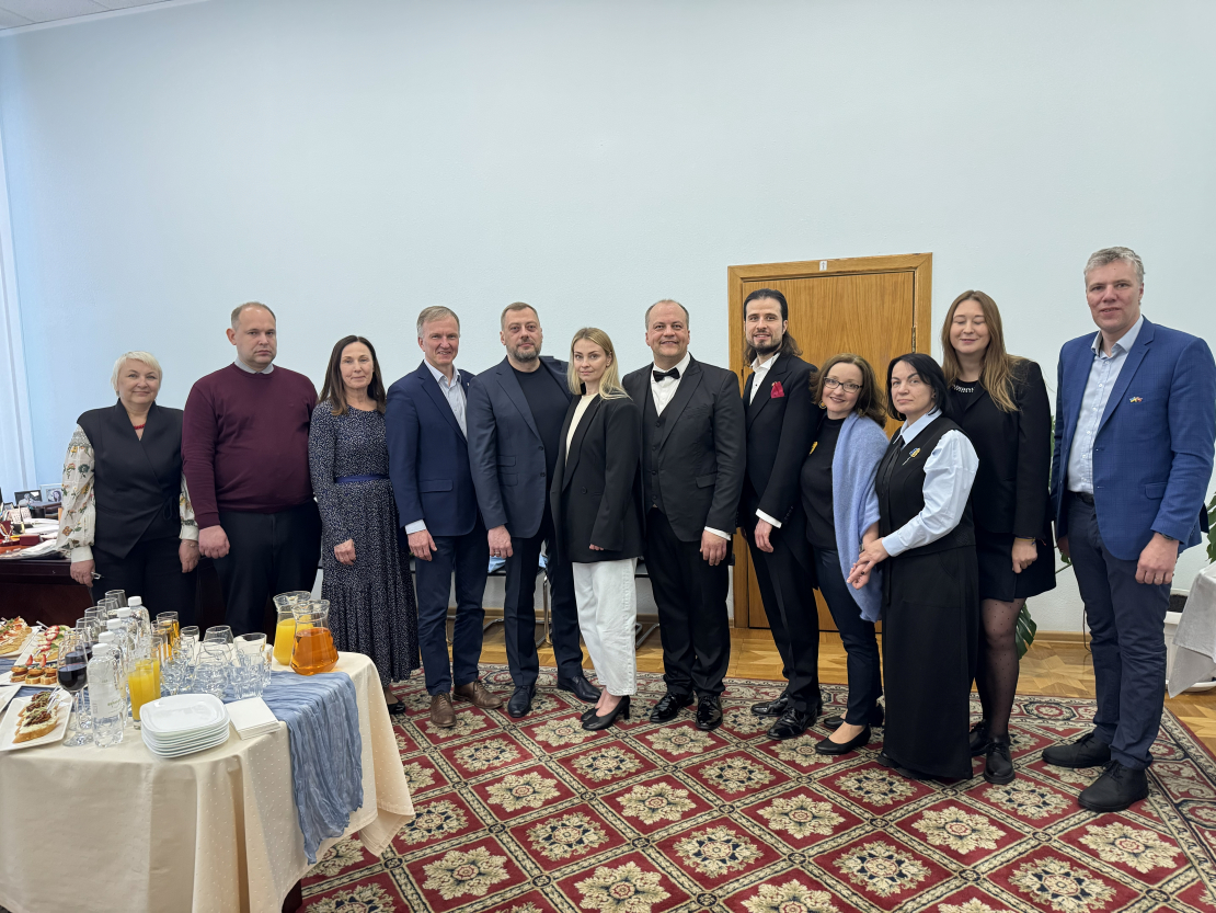 Nodibinājuma “Osokinu fonds” komanda ar Čerņihivas apgabala administrācijas pārstāvjiem, Latvijas vēstnieku Ukrainā Andreju Pildegoviču un citiem viesiem.