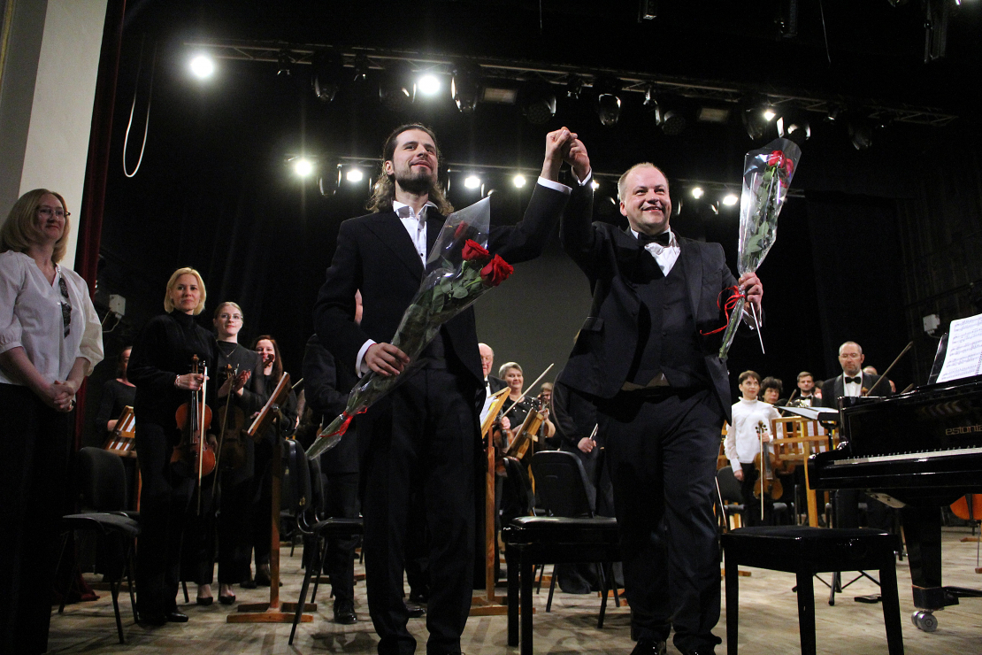 Andrejs Osokins un diriģents Atvars Lakstīgala koncerta ar Čerņihivas Akadēmisko simfonisko orķestri “Filharmonija” noslēgumā.