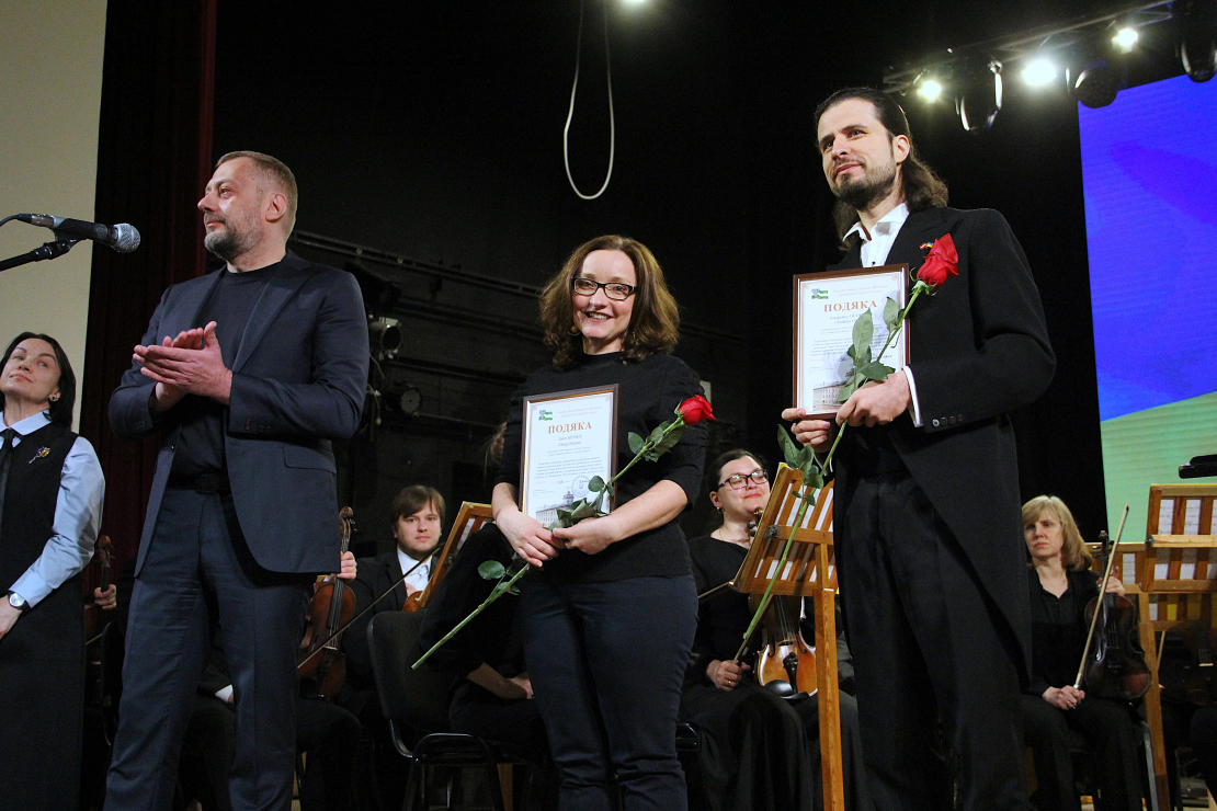 Čerņihivas apgabala administrācijas vadītājs Vjačeslavs Čauss, nodibinājuma “Osokinu fonds” vadītāja Daiga Bināne un pianists Andrejs Osokins, saņemot apgabala pateicības rakstus par sniegto atbalstu un ieguldījumu Latvijas-Ukrainas kultūras un izglītības saišu stiprināšanā.