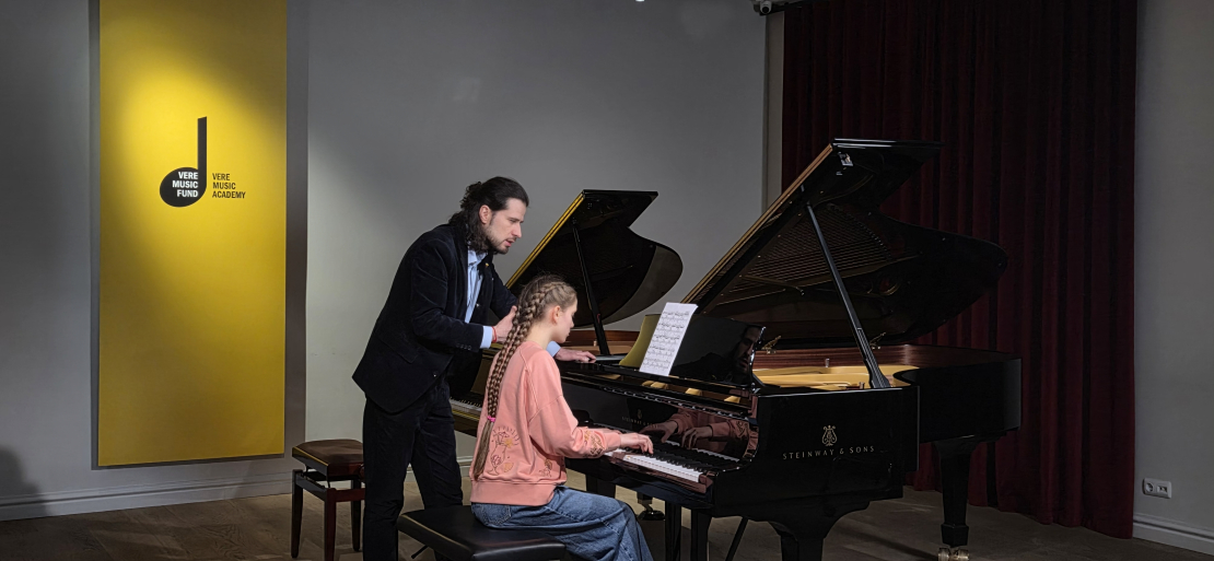 Andrejs Osokins labdarības fonda “Vere Music Fund” īstenoto meistarklašu laikā talantīgiem Kijivas klavierspēles audzēkņiem.