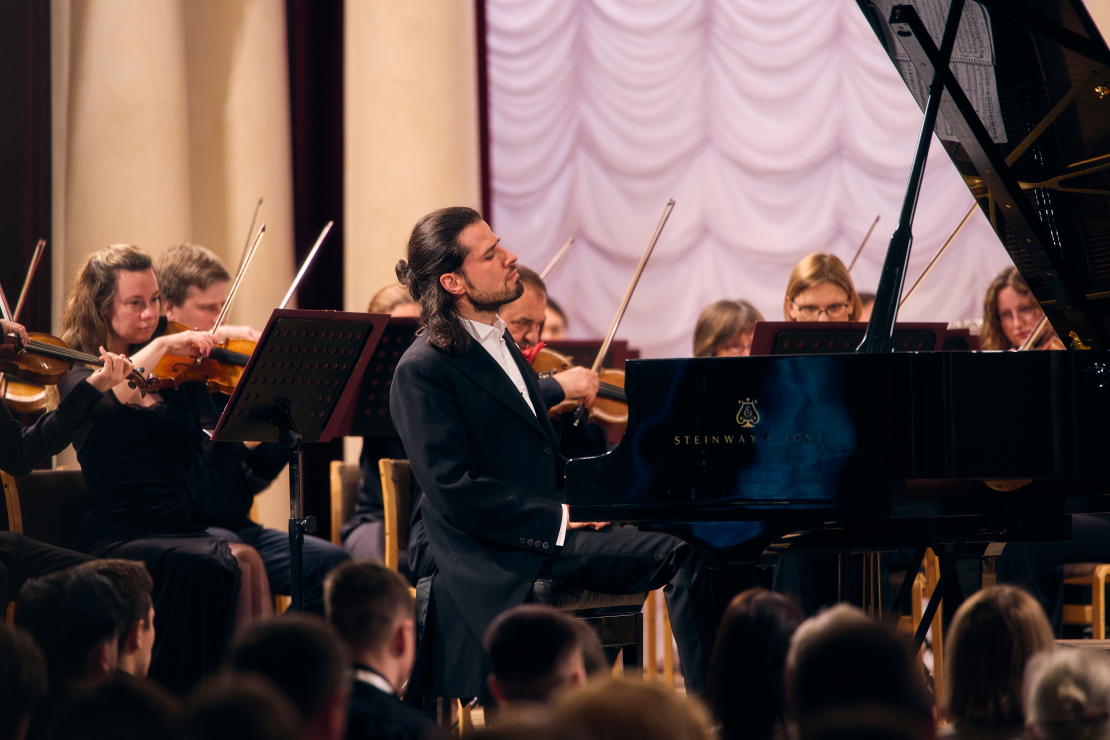 Andrejs Osokins Kijivā ar Ukrainas Nacionālās filharmonijas Akadēmisko simfonisko orķestri diriģenta Mikolas Djadjuras vadībā (Микола Дядюра) izpilda Johannesa Brāmsa 1. klavierkoncertu.