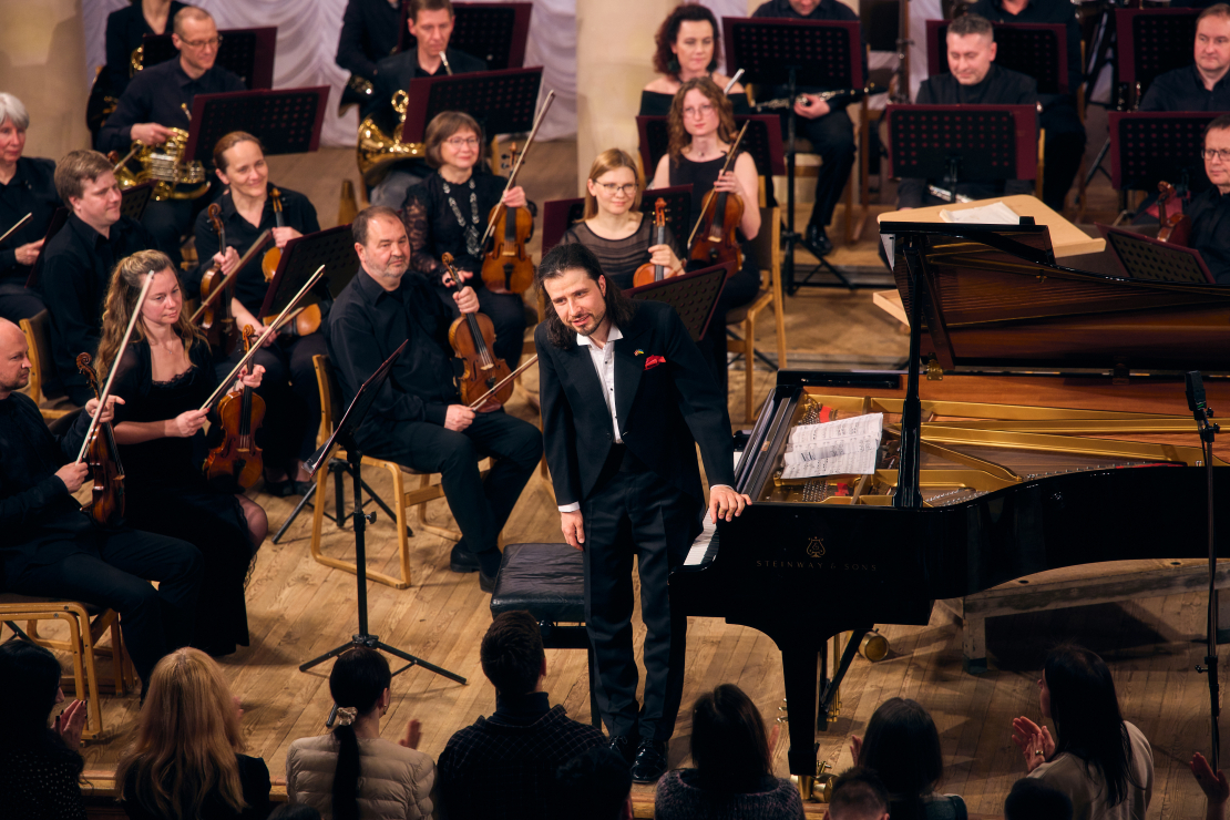 Andrejs Osokins Kijivā ar Ukrainas Nacionālās filharmonijas Akadēmisko simfonisko orķestri diriģenta Mikolas Djadjuras vadībā (Микола Дядюра) izpilda Johannesa Brāmsa 1. klavierkoncertu.