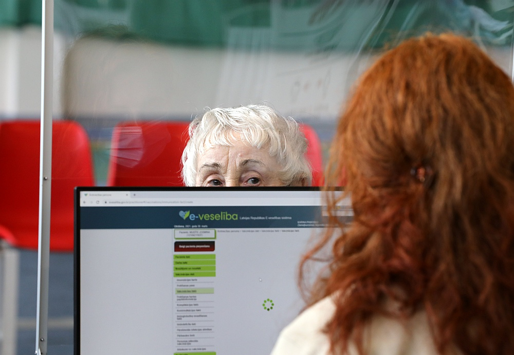 Ne visi Latvijas iedzīvotāji ir tik apķērīgi, ka apguvuši datorprasmes, un ne visiem ir dators. Daļa dod priekšroku nosūtījumiem papīra formātā, jo tas rada lielāku drošības sajūtu nekā pa tīkliem aizsūtītais.