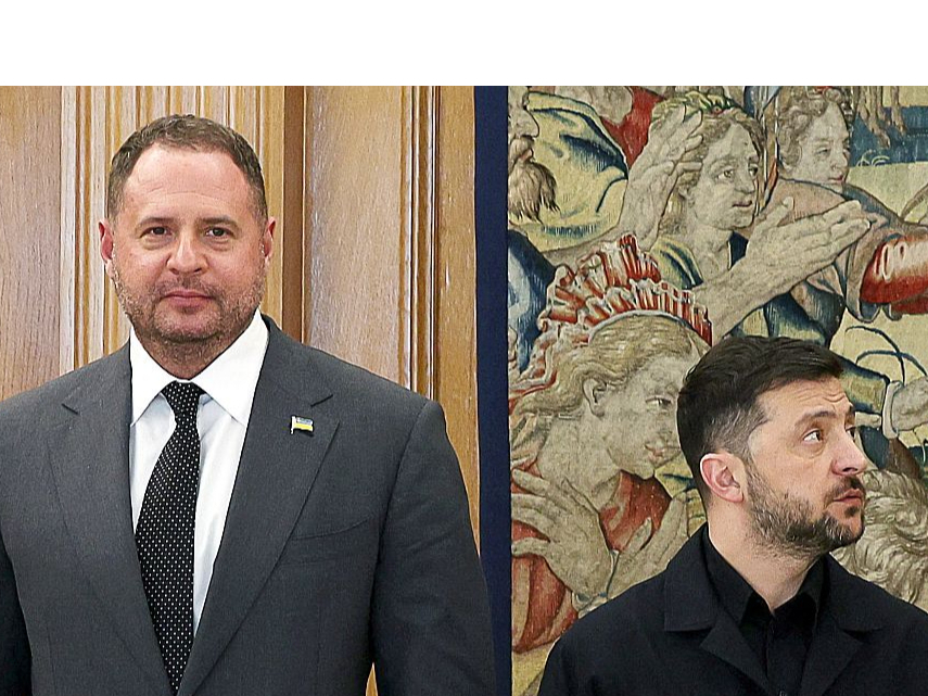 Ukrainas prezidents Volodimirs Zelenskis pērn atlaida sava biroja ietekmīgo vadītāju Andriju Jermaku (pa kreisi) tikai tad, kad aizdomas par viņa iespējamajām saitēm ar naudas atmazgāšanas grupējumu vairs nebija noliedzamas. Jermaks un Zelenskis 2025. gada novembrī vizītē Madridē.