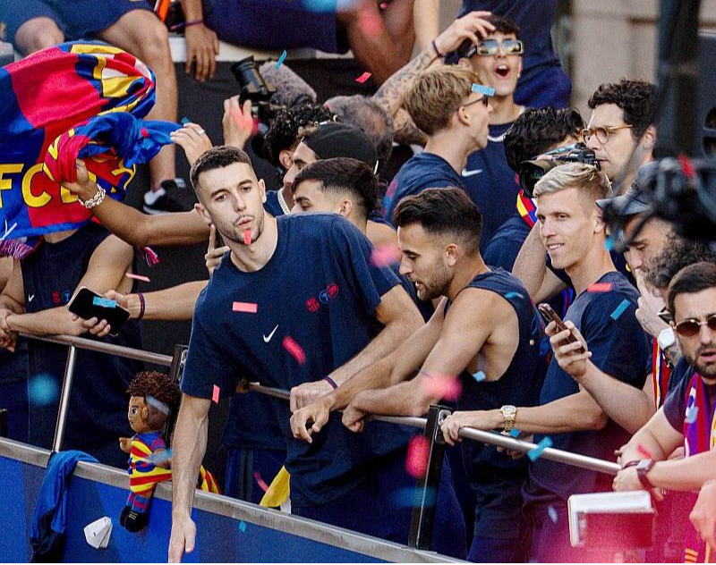 "Barcelona" klubs čempionu parādi plaši atspoguļoja sociālajos tīklos, bet nevienā fotogrāfijā nebija redzams 18 gadus vecais Lamins Jamals ar diskutabli vērtēto Palestīnas karogu, kas nozīmē, ka klubs nevēlas pievienoties savas zvaigznes paustajai politiskajai pozīcijai.