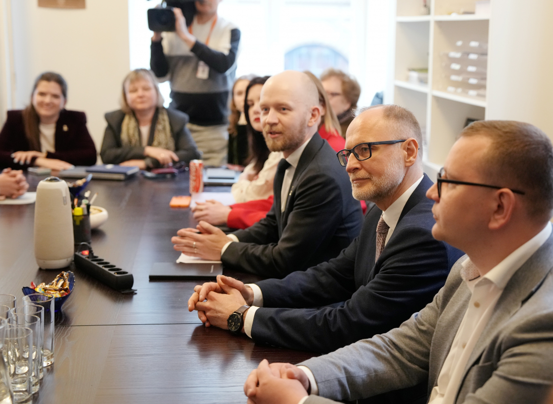 Partijas "Progresīvo" Saeimas frakcijas vadītājs, partijas līdzpriekšsēdētājs Andris Šuvajevs (centrā) un bijušais aizsardzības ministrs Andris Sprūds tikšanās laikā ar Ministru prezidenti un aizsardzības ministra amata kandidātu "Progresīvie" Saeimas frakcijas telpās, lai pārrunātu turpmāko darbu koalīcijā.