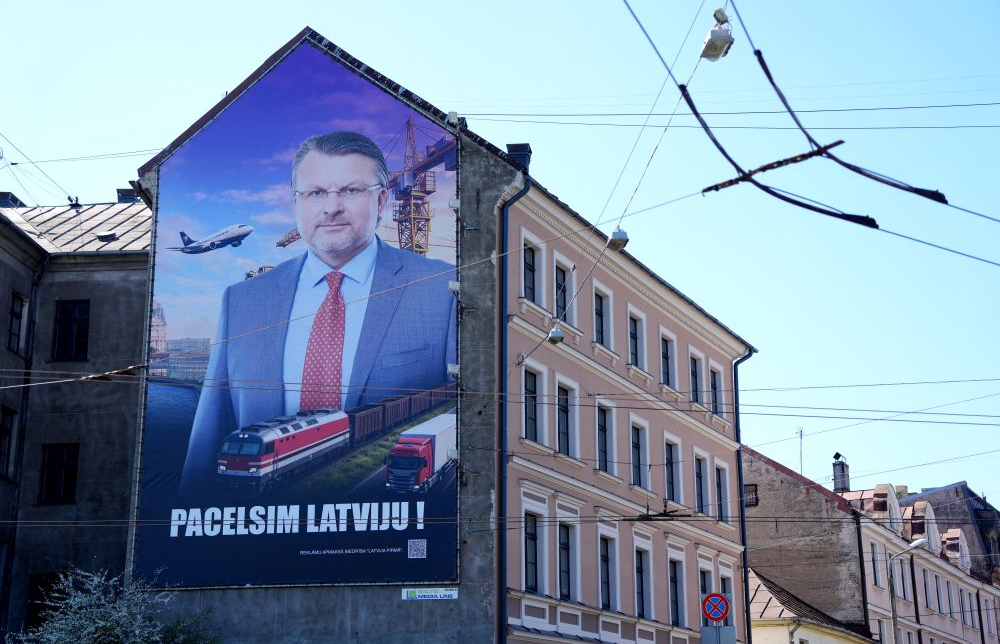 Partijas "Latvija pirmajā vietā" reklāmas plakāts pirms 15. Saeimas vēlēšanām Emīlijas Benjamiņas ielā.