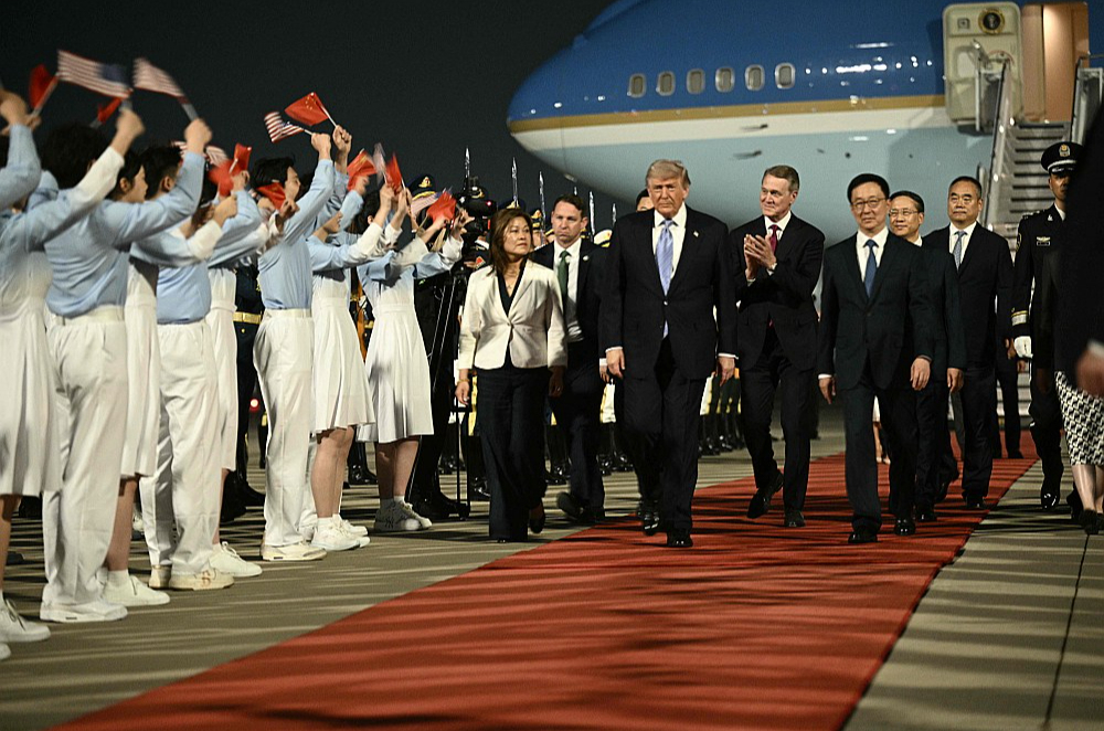 ASV prezidentu Donaldu Trampu trešdien Pekinas lidostā sagaidīja gan Ķīnas amatpersonas, gan arī ķīniešu jaunieši.