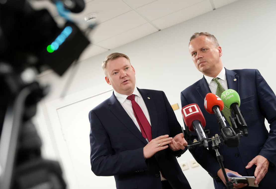 Saeimas sekretārs Edvards Smiltēns Edvards Smiltēns (no kreisās) un partijas "Apvienotais saraksts" Saeimas frakcijas vadītājs Edgars Tavars piedalās preses konferencē pēc partijas "Progresīvo" Saeimas frakcijas deputātu un Ministru prezidentes tikšanās, kur pārrunāja turpmāko darbu koalīcijā.