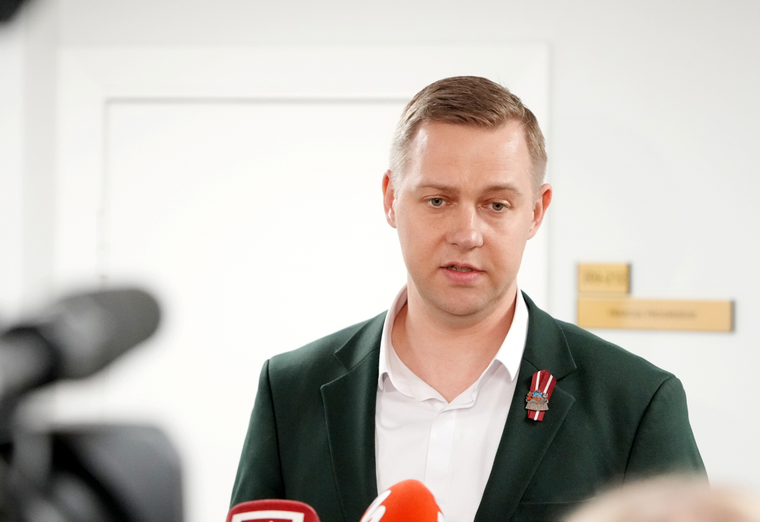 Saeimas deputāts, Zaļo un Zemnieku savienības Saeimas frakcijas priekšsēdētājs Harijs Rokpelnis piedalās preses konferencē pēc partijas "Progresīvo" Saeimas frakcijas deputātu un Ministru prezidentes tikšanās, kur pārrunāja turpmāko darbu koalīcijā.