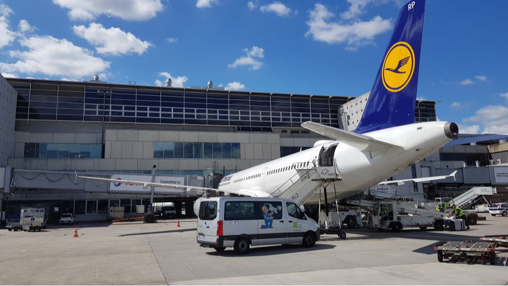 Aviokompānijas "Lufthansa" laineris Sent-Ekziperī lidostā Lionā Francijā. Vācijas nacionālā aviokompānija līdz oktobrim plāno atcelt 20 000 īso reisu.