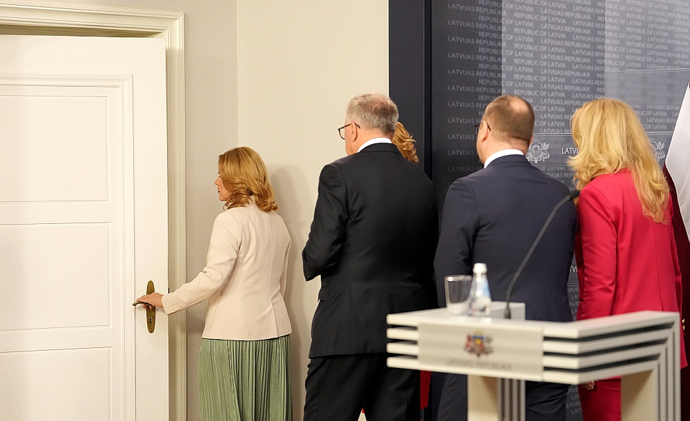 Ministru prezidente Evika Siliņa (no kreisās), savu paziņojumu par demisiju izteica, klātesot partijas biedriem. Premjerei blakus stāvēja un ar viņu kopā aizgāja "Jaunās Vienotības" ministri Dace Melbārde, Arvils Ašeradens, Raimonds Čudars, Inese Lībiņa-Egnere un Hosams Abu Meri.