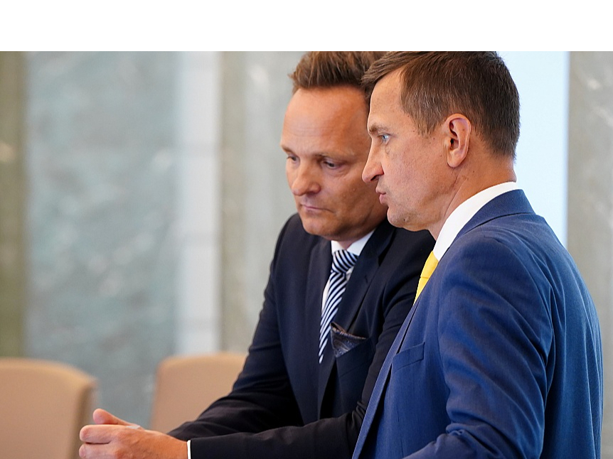 No amata atstādinātie Valsts kancelejas vadītājs Raivis Kronbergs (no kreisās) un zemkopības ministrs Armands Krauze (attēlā abi valdības sēdē pirms diviem gadiem).