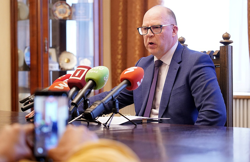 Ģenerālprokurors Armīns Meisters preses konferencē.