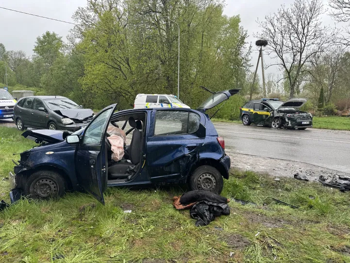 Bēgot no robežsargiem, migrantu pārvadātājs izraisa avāriju.