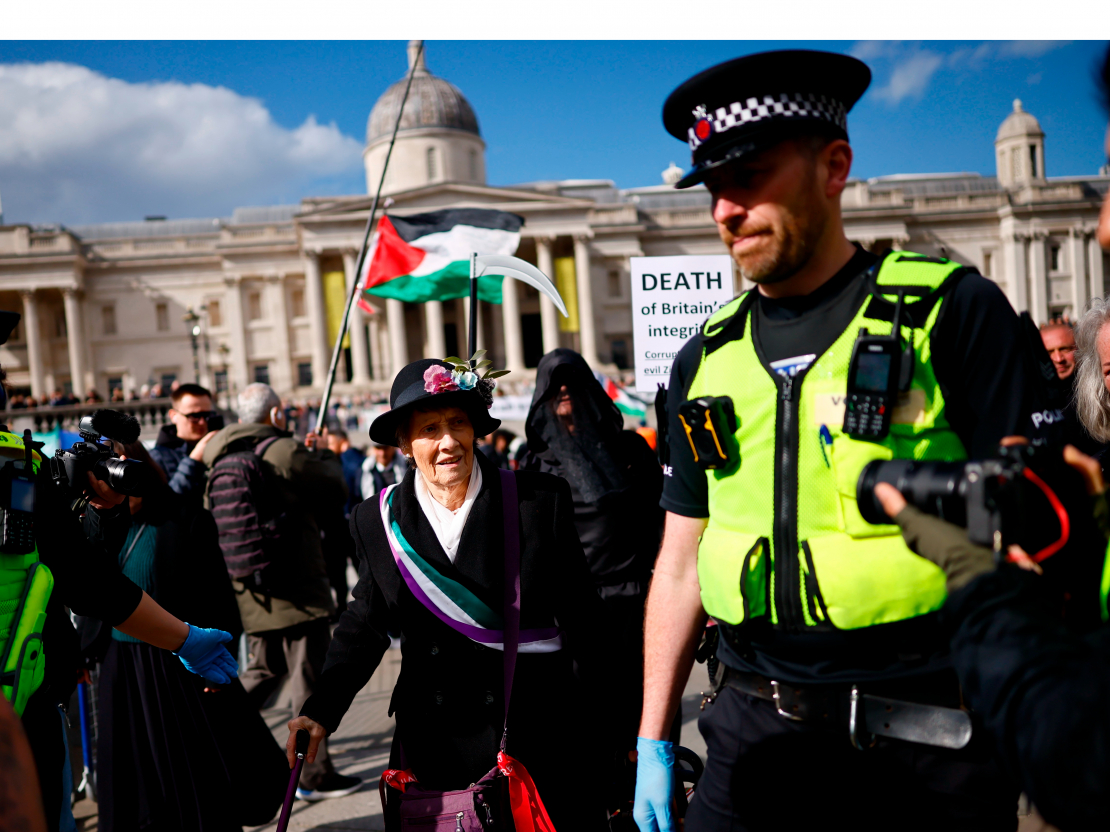 Policija vēro demonstrāciju Londonā. 