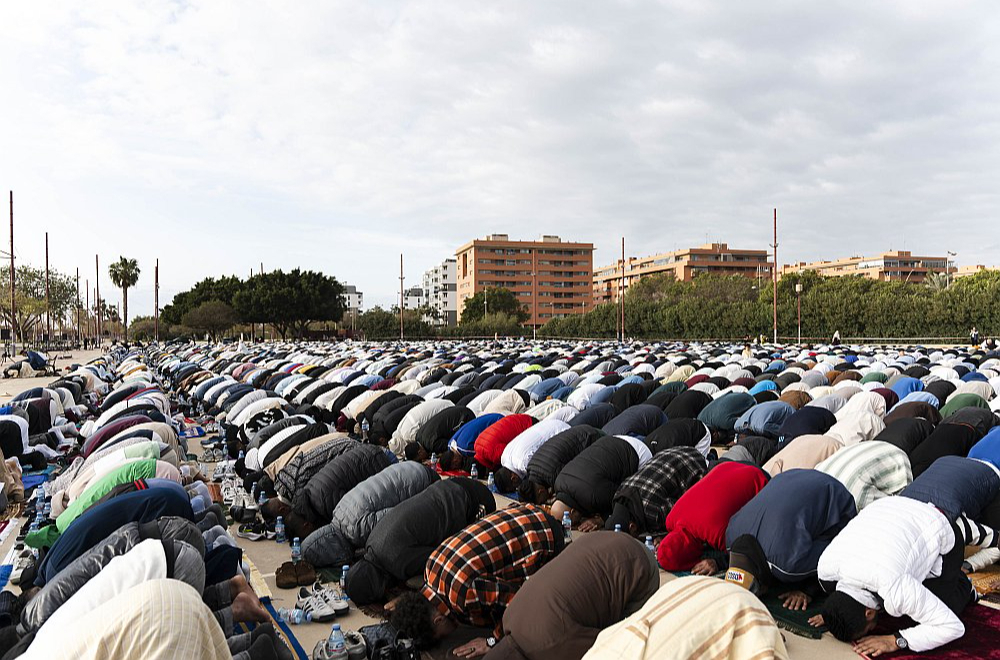 Spānijā dzīvo divarpus līdz trīs miljoni musulmaņu, no tiem pilsoņi – apmēram miljons. Attēlā – lūgšana ramadāna noslēgumā Almerijā Andalūzijā.