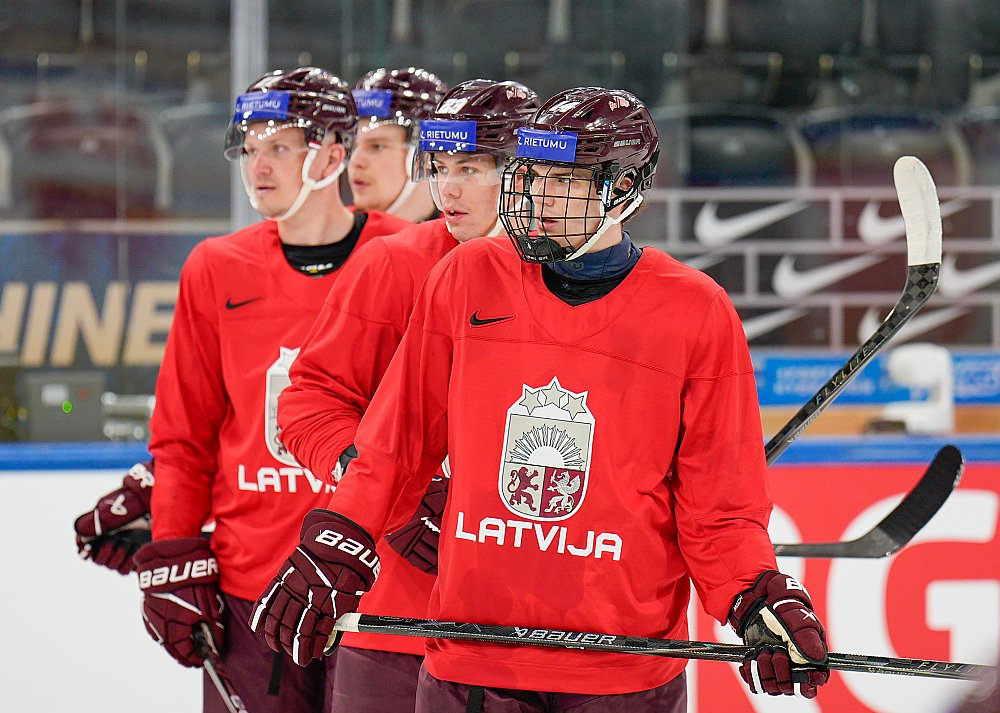 Latvijas hokejisti Olivers Mūrnieks (priekšplānā), Sandis Vilmanis un Oskars Cibuļskis izlases pirmajā treniņā uz Cīrihes "Swiss Life" arēnas ledus, kur līdz maija beigām notiks lielās pavasara hokeja cīņas.