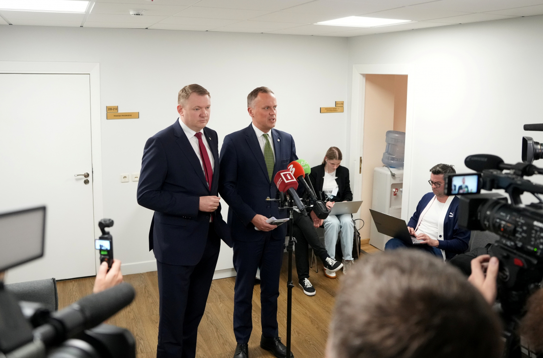 Saeimas sekretārs Edvards Smiltēns (no kreisās) un partijas "Apvienotais saraksts" Saeimas frakcijas vadītājs Edgars Tavars piedalās preses konferencē pēc partijas "Progresīvo" Saeimas frakcijas deputātu un Ministru prezidentes tikšanās, kur pārrunāja turpmāko darbu koalīcijā.