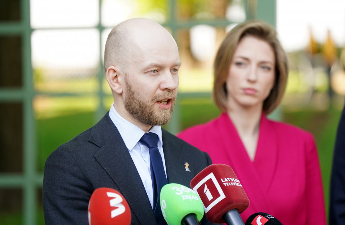 Partijas "Progresīvie" Saeimas frakcijas vadītājs Andris Šuvajevs un kultūras ministre Agnese Lāce piedalās preses brīfingā pēc tikšanās ar Valsts prezidentu Rīgas pilī, kurā pārrunāja tālāko rīcību valdības krīzes apstākļos.
