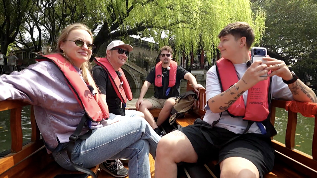 “Četri uz koferiem” Ķīnas senatnīgajā Tongli pilsētā.