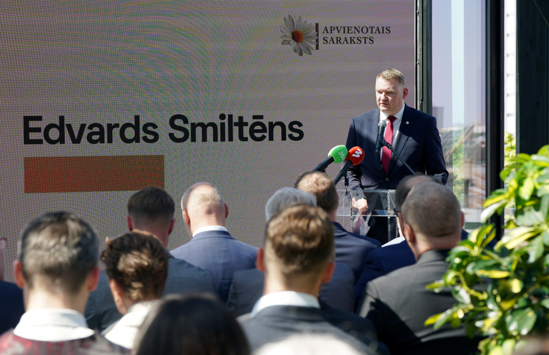 Saeimas sekretārs, "Apvienotā saraksta" līderis Vidzemē Edvards Smiltēns piedalās pasākumā, kurā "Apvienotais saraksts" iepazīstina ar Ministru prezidenta amata kandidātu 15. Saeimas vēlēšanās, vēlēšanu sarakstu līderiem un programmas stratēģiskajiem virzieniem.