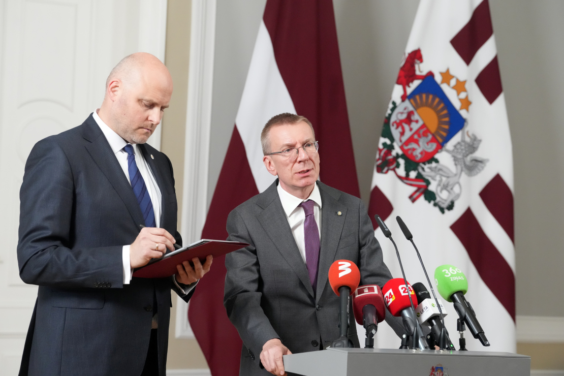 "Apvienotais saraksts" Saeimas frakcijas deputāts Andris Kulbergs (no kreisās) un Valsts prezidents Edgars Rinkēvičs piedalās preses konferencē pēc konsultācijām ar visu Saeimas frakciju deleģētajiem pārstāvjiem par jaunas valdības izveidi.