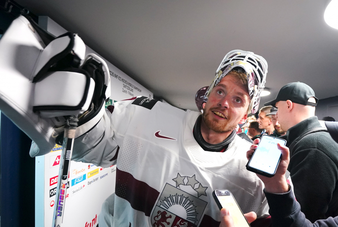 Latvijas hokeja izlases vārtsargs Kristers Gudļevskis atbild uz žurnālistu jautājumiem pēc pasaules hokeja čempionāta spēles starp Latvijas un Vācijas valstsvienībām "Swiss Life" arēnā.