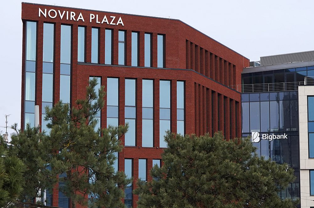 Uzbūvēt Rīgā jaunu biroju centru, lielveikalu vai ražotni kļūst arvien dārgāks prieks, jo apbūvei piemēroto zemes gabalu vērtība pat astoņas reizes pārsniedz komerczemes platību cenu Rīgai tuvajos rajonos. Toties Rīgas priekšrocība ir liels maksātspējīgu klientu daudzums, tādēļ pat zemes cenu pieaugums attīstību neapturēs. Attēlā – viens no jaunākajiem Rīgas biroju centriem "Novira Plaza".