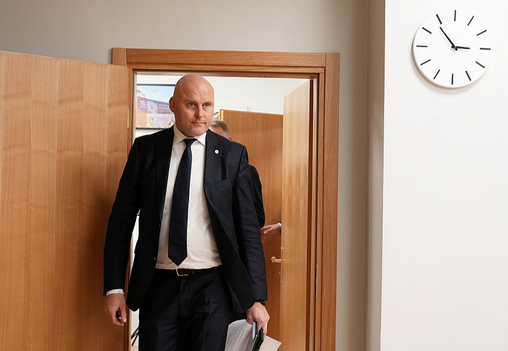 Nebūdams nevienā partijā, Andris Kulbergs nav piedalījies politiskajā procesā kā kāda politiskā spēka biedrs. Tāpēc varbūt viņam nebūs viegli pierast pie tā, ka valsti nevar vadīt kā uzņēmumu.