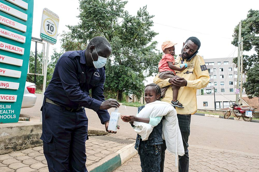 Roku dezinfekcija pie slimnīcas Ugandas galvaspilsētā Kampalā.