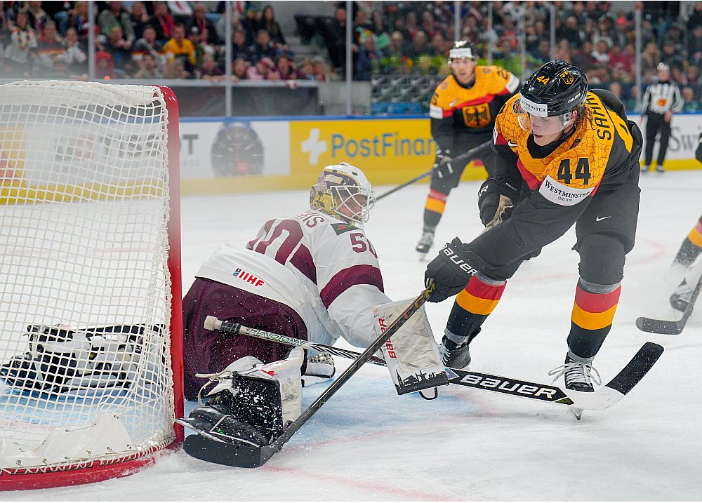 Labi, ka man ir tik garas kājas! Tā par epizodi, kurā izdevās špagatā apturēt Vācijas izlases NHL spēlētāju Džošua Samanski, pēc mača smaidot sacīja Latvijas izlases vārtsargs Kristers Gudļevskis.