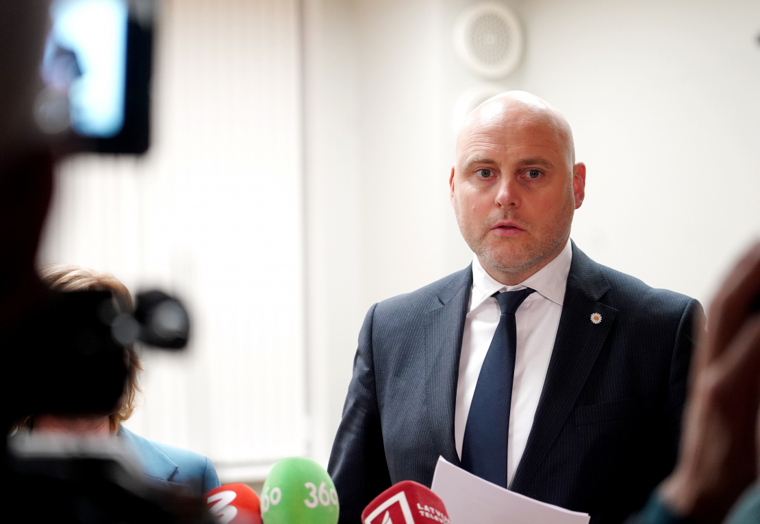 Premjera amatam nominētais "Apvienotā saraksta" (AS) politiķis, Saeimas deputāts Andris Kulbergs atbild uz žurnālistu jautājumiem.