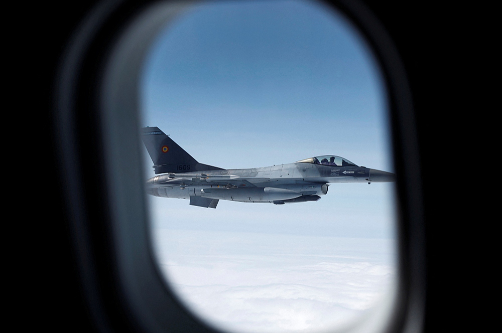 Bezpilota lidaparātu Igaunijas teritorijā neitralizēja Rumānijas Gaisa spēku iznīcinātāji F-16, kas izvietoti Lietuvā NATO Baltijas gaisa telpas patrulēšanas misijas ietvaros. Attēlā: Rumānijas F-16 nofotografēts mediju pasākumā 2023. gadā.